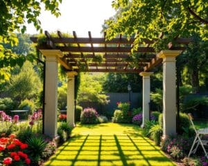 Schattenspender im Garten: Freistehende Pergolen im Sommer