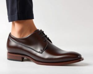 Herrenfuß freistehend: Detaillierte Präsentation von Schuhen